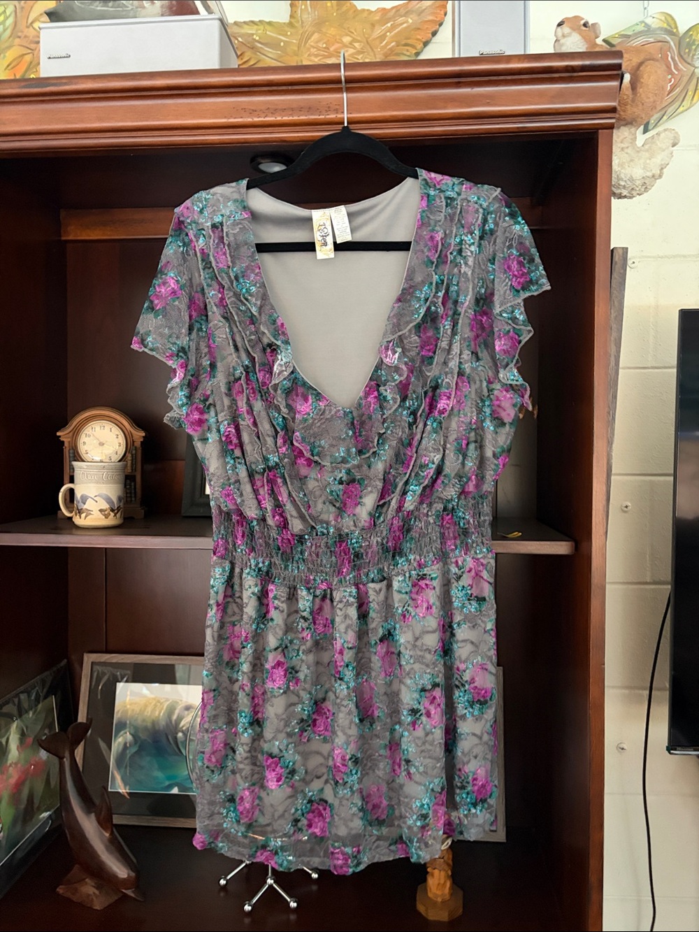 L8teR Gray Floral Ruffled V-Neck Women's Top